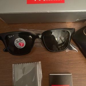 NEW IN BOX AND TAGS ORB4323F Wayfarer Sunglasses 5mm Women Black  green lenses